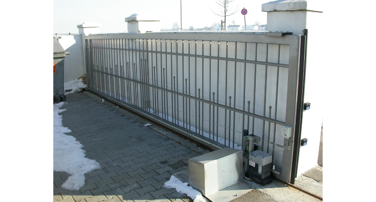 Garagentor aus Metall mit Seitenflügeln