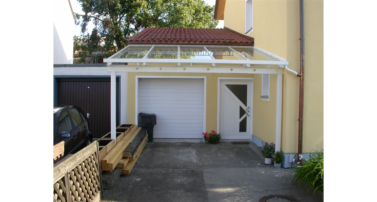 Carport mit Metallkonstruktion