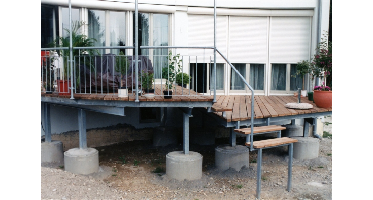 Terrassenkonstruktion mit Metallrahmen