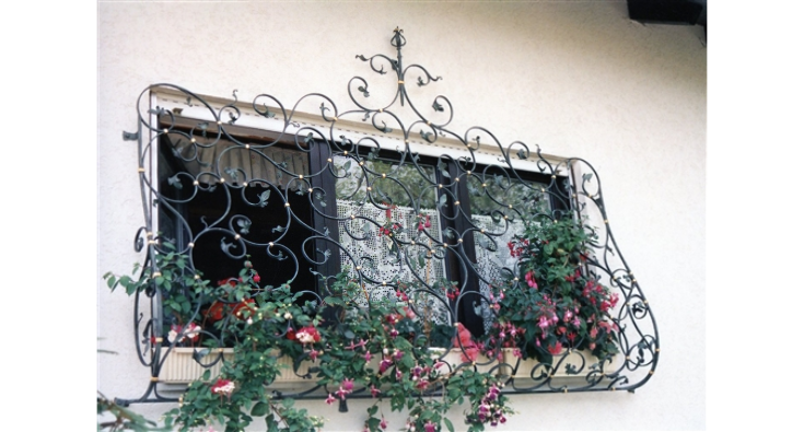 Einbruchhemmendes Fenstergitter aus Schmiedeeisen